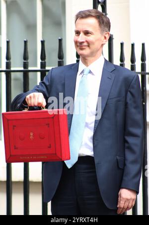 Jeremy Hunt presenta il bilancio finale del governo conservatore nel marzo 2024. Jeremy Richard Streynsham Hunt (Londra, 1 novembre 1966) è un politico britannico, Cancelliere dello Scacchiere dal 2022 al 2024 e Ministro degli Esteri dal 2018 al 2019, dopo aver prestato servizio come Segretario di Stato per la salute e l'assistenza sociale dal 2012 al 2018 Foto Stock