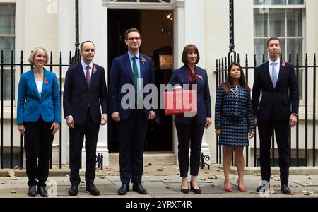 I ministri del Tesoro britannici lasciano l'11 di Downing Street per presentare il bilancio al Parlamento. 30 ottobre 2024. Da sinistra a destra: Emma Reynolds, Segretario parlamentare al Tesoro; James Murray, Segretario dello Scacchiere al Tesoro; Darren Jones, Segretario Capo al Tesoro; Rachel Reeves, Cancelliere dello Scacchiere; Tulip Siddiq, Segretario economico al Tesoro e Lord Livermore, Segretario finanziario al Tesoro. Foto Stock