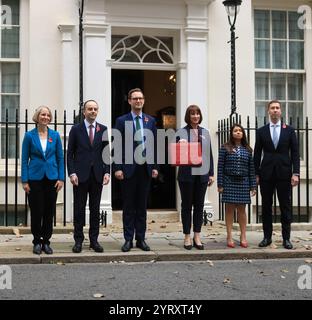 I ministri del Tesoro britannici lasciano l'11 di Downing Street per presentare il bilancio al Parlamento. 30 ottobre 2024. Da sinistra a destra: Emma Reynolds, Segretario parlamentare al Tesoro; James Murray, Segretario dello Scacchiere al Tesoro; Darren Jones, Segretario Capo al Tesoro; Rachel Reeves, Cancelliere dello Scacchiere; Tulip Siddiq, Segretario economico al Tesoro e Lord Livermore, Segretario finanziario al Tesoro. Foto Stock