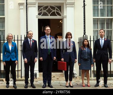 I ministri del Tesoro britannici lasciano l'11 di Downing Street per presentare il bilancio al Parlamento. 30 ottobre 2024. Da sinistra a destra: Emma Reynolds, Segretario parlamentare al Tesoro; James Murray, Segretario dello Scacchiere al Tesoro; Darren Jones, Segretario Capo al Tesoro; Rachel Reeves, Cancelliere dello Scacchiere; Tulip Siddiq, Segretario economico al Tesoro e Lord Livermore, Segretario finanziario al Tesoro. Foto Stock