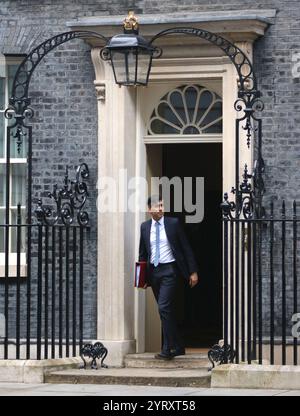 Il primo ministro britannico Rishi Sunak lascia Downing Street al numero 10 per partecipare al parlamento per le interrogazioni. Marzo 2024 Foto Stock