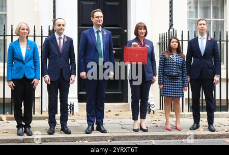 I ministri del Tesoro britannici lasciano l'11 di Downing Street per presentare il bilancio al Parlamento. 30 ottobre 2024. Da sinistra a destra: Emma Reynolds, Segretario parlamentare al Tesoro; James Murray, Segretario dello Scacchiere al Tesoro; Darren Jones, Segretario Capo al Tesoro; Rachel Reeves, Cancelliere dello Scacchiere; Tulip Siddiq, Segretario economico al Tesoro e Lord Livermore, Segretario finanziario al Tesoro. Foto Stock