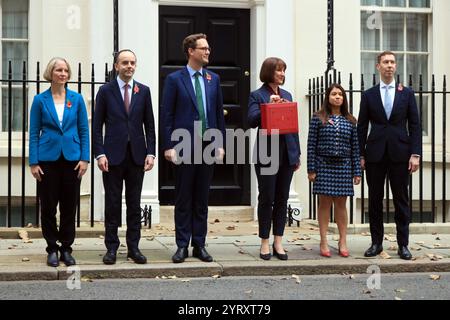 I ministri del Tesoro britannici lasciano l'11 di Downing Street per presentare il bilancio al Parlamento. 30 ottobre 2024. Da sinistra a destra: Emma Reynolds, Segretario parlamentare al Tesoro; James Murray, Segretario dello Scacchiere al Tesoro; Darren Jones, Segretario Capo al Tesoro; Rachel Reeves, Cancelliere dello Scacchiere; Tulip Siddiq, Segretario economico al Tesoro e Lord Livermore, Segretario finanziario al Tesoro. Foto Stock