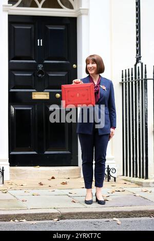 Rachel Reeves, Cancelliere dello Scacchiere, lascia l'11 di Downing Street per presentare il bilancio al Parlamento. 30 ottobre 2024. Foto Stock