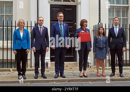 I ministri del Tesoro britannici lasciano l'11 di Downing Street per presentare il bilancio al Parlamento. 30 ottobre 2024. Da sinistra a destra: Emma Reynolds, Segretario parlamentare al Tesoro; James Murray, Segretario dello Scacchiere al Tesoro; Darren Jones, Segretario Capo al Tesoro; Rachel Reeves, Cancelliere dello Scacchiere; Tulip Siddiq, Segretario economico al Tesoro e Lord Livermore, Segretario finanziario al Tesoro. Foto Stock