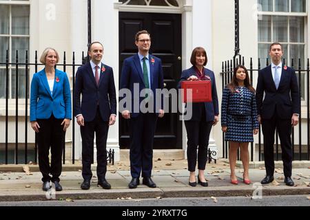 I ministri del Tesoro britannici lasciano l'11 di Downing Street per presentare il bilancio al Parlamento. 30 ottobre 2024. Da sinistra a destra: Emma Reynolds, Segretario parlamentare al Tesoro; James Murray, Segretario dello Scacchiere al Tesoro; Darren Jones, Segretario Capo al Tesoro; Rachel Reeves, Cancelliere dello Scacchiere; Tulip Siddiq, Segretario economico al Tesoro e Lord Livermore, Segretario finanziario al Tesoro. Foto Stock