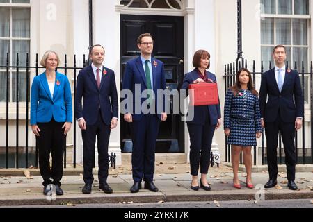 I ministri del Tesoro britannici lasciano l'11 di Downing Street per presentare il bilancio al Parlamento. 30 ottobre 2024. Da sinistra a destra: Emma Reynolds, Segretario parlamentare al Tesoro; James Murray, Segretario dello Scacchiere al Tesoro; Darren Jones, Segretario Capo al Tesoro; Rachel Reeves, Cancelliere dello Scacchiere; Tulip Siddiq, Segretario economico al Tesoro e Lord Livermore, Segretario finanziario al Tesoro. Foto Stock