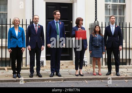 I ministri del Tesoro britannici lasciano l'11 di Downing Street per presentare il bilancio al Parlamento. 30 ottobre 2024. Da sinistra a destra: Emma Reynolds, Segretario parlamentare al Tesoro; James Murray, Segretario dello Scacchiere al Tesoro; Darren Jones, Segretario Capo al Tesoro; Rachel Reeves, Cancelliere dello Scacchiere; Tulip Siddiq, Segretario economico al Tesoro e Lord Livermore, Segretario finanziario al Tesoro. Foto Stock