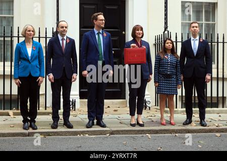 I ministri del Tesoro britannici lasciano l'11 di Downing Street per presentare il bilancio al Parlamento. 30 ottobre 2024. Da sinistra a destra: Emma Reynolds, Segretario parlamentare al Tesoro; James Murray, Segretario dello Scacchiere al Tesoro; Darren Jones, Segretario Capo al Tesoro; Rachel Reeves, Cancelliere dello Scacchiere; Tulip Siddiq, Segretario economico al Tesoro e Lord Livermore, Segretario finanziario al Tesoro. Foto Stock