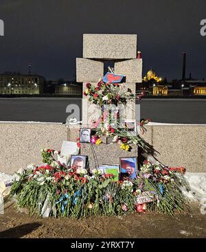 Monumento spontaneo ad Alexei Navalny al monumento alle vittime della repressione politica a San Pietroburgo il 16 febbraio 2024. Alexei Navalny (1976, 16 febbraio 2024) è stato un politico russo, attivista anti-corruzione e prigioniero politico. Navalny e il suo team pubblicarono materiale sulla corruzione in Russia, organizzarono dimostrazioni politiche e promossero le sue campagne. Nel gennaio 2021, Navalny tornò in Russia. Nel marzo 2022, Navalny fu condannato ad altri nove anni di carcere. Nel dicembre 2023 Navalny scomparve dalla prigione per quasi tre settimane. E' riemerso in un Foto Stock