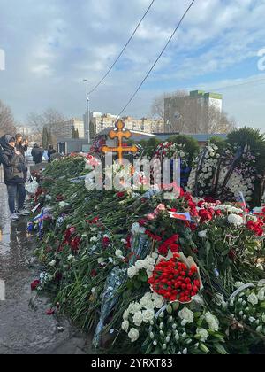 Alexei Navalny Shrine, Mosca, Russia, 3 marzo 2024 Alexei Navalny (1976 ? 16 febbraio 2024) è stato un leader dell'opposizione russa, attivista anti-corruzione e prigioniero politico. Navalny e il suo team pubblicarono materiale sulla corruzione in Russia, organizzarono dimostrazioni politiche e promossero le sue campagne. Nel gennaio 2021, Navalny tornò in Russia. Nel marzo 2022, Navalny fu condannato ad altri nove anni di carcere. Nel dicembre 2023 Navalny scomparve dalla prigione per quasi tre settimane. È riemerso in una colonia correttiva del circolo polare artico. Nel 2024, il servizio carcerario russo ha riferito Foto Stock