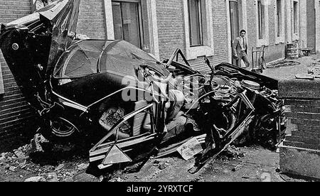 Danni nella strada dove l'ammiraglio generale Luis Carrero Blanco (1904 ? 1973), fu assassinato. Blanco era un ufficiale e politico spagnolo. Confidente di lunga data e braccio destro del dittatore Francisco Franco, Carrero fu Premier spagnolo. È stato vice di Franco dal 1967 al 1973. Fu anche il principale redattore della legge di successione del 1947 alla direzione dello Stato. Franco lo scelse come suo successore nel ruolo di capo del governo. Poco dopo la sua nomina a primo ministro, Carrero Blanco fu assassinato a Madrid in un bombardamento a bordo strada il 20 dicembre 1973 dai baschi Foto Stock