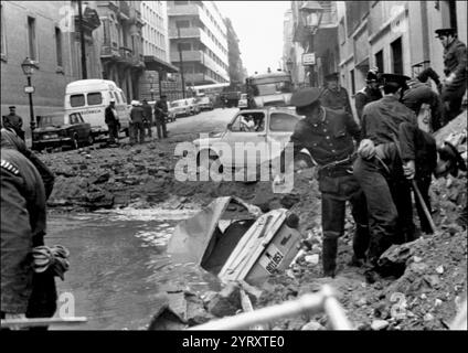 Danni nella strada dove l'ammiraglio generale Luis Carrero Blanco (1904 ? 1973), fu assassinato. Blanco era un ufficiale e politico spagnolo. Confidente di lunga data e braccio destro del dittatore Francisco Franco, Carrero fu Premier spagnolo. È stato vice di Franco dal 1967 al 1973. Fu anche il principale redattore della legge di successione del 1947 alla direzione dello Stato. Franco lo scelse come suo successore nel ruolo di capo del governo. Poco dopo la sua nomina a primo ministro, Carrero Blanco fu assassinato a Madrid in un bombardamento a bordo strada il 20 dicembre 1973 dai baschi Foto Stock