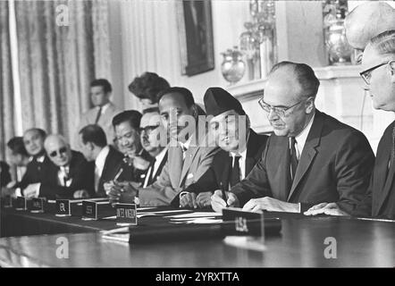 L'ambasciatore sovietico Anatoli Dobrynin firma il TNP nella sala orientale della Casa Bianca il 1 luglio 1968, come l'ambasciatore britannico Sir Patrick Dean e gli ambasciatori degli stati non allineati guardano. Foto Stock