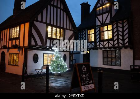 Le sale da tè Oken a Christmas, Warwick, Warwickshire, Inghilterra, Regno Unito Foto Stock