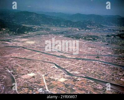 Vista dall'alto dei danni provocati dalla bomba atomica alla città di Hiroshima nella regione di Chugoku a Honshu, Giappone, nel giugno 1946. Il 6 agosto 1945, durante la seconda guerra mondiale, la bomba atomica "Little Boy" fu sganciata su Hiroshima e fatta esplodere a 600 metri sopra il centro della città causando enormi danni alle infrastrutture della città. Foto Stock