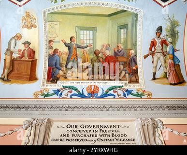 Il primo Congresso continentale, 1774 di Allyn Cox. I delegati di dodici delle tredici colonie che avrebbero infine aderito alla guerra d'indipendenza americana si incontrarono dal 5 settembre al 26 ottobre 1774 a Carpenter's Hall a Filadelfia per discutere le risposte all'aumento dell'oppressione britannica. Questa convenzione, il primo Congresso continentale, dichiarò formalmente che i coloni avrebbero dovuto avere gli stessi diritti degli inglesi; essi accettarono anche di formare l'Associazione continentale, che chiedeva la sospensione del commercio con la Gran Bretagna. Il murale raffigura un'orazione di Patrick Henry nella Carpenters' Hall. Foto Stock