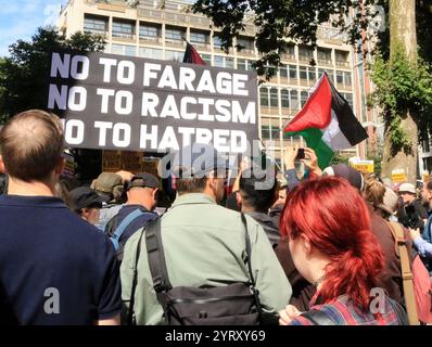 Protesta anti-razzista, anti-fascista, Victoria Street, Londra, agosto 2024 Foto Stock