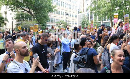 Protesta anti-razzista, anti-fascista, Victoria Street, Londra, agosto 2024 Foto Stock