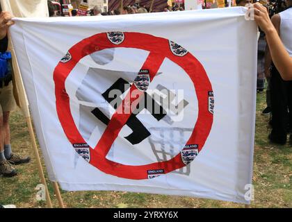 Protesta anti-razzista, anti-fascista, Victoria Street, Londra, agosto 2024 Foto Stock