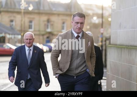 L'ex capitano di rugby scozzese Stuart Hogg (a destra) arriva alla Corte dello sceriffo di Jedburgh per essere condannato dopo aver ammesso di aver abusato della moglie estraniata nel corso di cinque anni. Data foto: Giovedì 5 dicembre 2024. Foto Stock