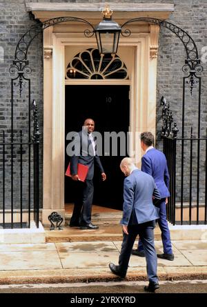 David Lammy (Segretario degli Esteri e ed Miliband (Segretario degli affari), a Downing Street, Londra, per assumere nuovi ruoli nel governo laburista dopo le elezioni. 5 luglio 2024. Foto Stock