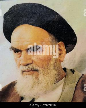 Ruhollah Khomeini (1900 ? 1989) rivoluzionario islamico iraniano, politico e leader religioso che servì come primo leader supremo dell'Iran dal 1979 fino alla sua morte nel 1989. Fu il fondatore della Repubblica islamica dell'Iran e il principale leader della rivoluzione iraniana, che rovesciò Mohammad Reza Pahlavi e pose fine alla monarchia iraniana. Foto Stock