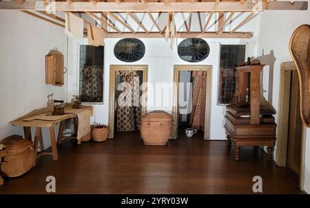 Casa delle bambole, raffigurante un ricco interno olandese 1676. Foto Stock