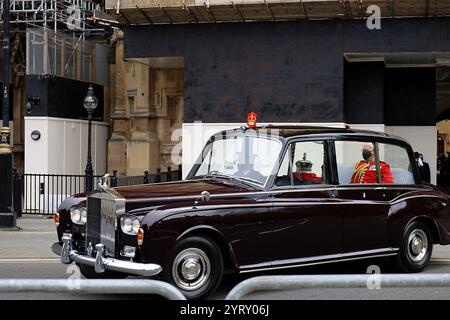 Nel 2021, l'apertura statale del Parlamento britannico è stata ridotta a causa della pandemia di COVID-19. La regina arrivò in auto a Westminster, e i posti a sedere erano limitati. L'apertura statale del Parlamento è un evento che segna formalmente l'inizio di una sessione del Parlamento del Regno Unito. Include un discorso dal trono noto come discorso della Regina (o discorso del Re). Foto Stock