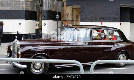 Nel 2021, l'apertura statale del Parlamento britannico è stata ridotta a causa della pandemia di COVID-19. La regina arrivò in auto a Westminster, e i posti a sedere erano limitati. L'apertura statale del Parlamento è un evento che segna formalmente l'inizio di una sessione del Parlamento del Regno Unito. Include un discorso dal trono noto come discorso della Regina (o discorso del Re). Foto Stock