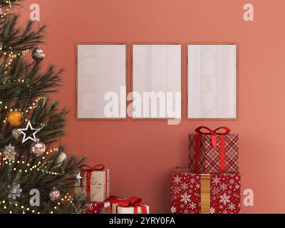 3 cornici su una parete colorata con albero di natale e scatole regalo, set di opere d'arte da galleria. Tre poster vuoti nel soggiorno invernale. Foto Stock