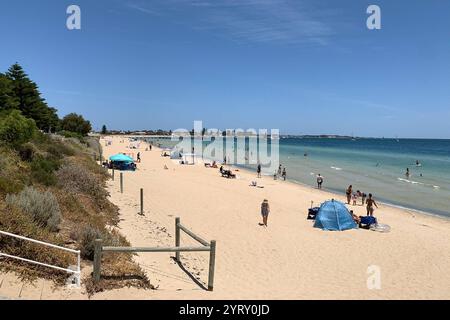 Sandstrand und Badegäste am Rockingham Beach , Australien, Rockingham, 30.12.2023, Rockingham Beach mit feinem Sand, klarem Wasser und entspannter Atmosphäre, während Badegäste und Familien die sonnige Küste genießen. *** Spiaggia di sabbia e nuotatori a Rockingham Beach , Australia, Rockingham, 30 12 2023, Rockingham Beach con sabbia fine, acqua limpida e un'atmosfera rilassata, mentre nuotatori e famiglie si godono la costa soleggiata Foto Stock