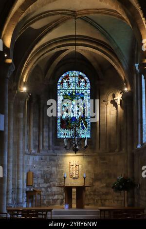 Romsey, Southampton, Inghilterra. 4 novembre 2024. All'interno dell'Abbazia di Romsey: Vetrata all'interno della Cappella di Sant'Anna nell'Abbazia di Romsey. Foto Stock