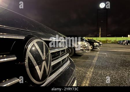 VW Volkswagen Werk Hauptzentrale Hochhaus am Abend a Wolfsburg *** grattacielo della sede centrale dello stabilimento VW Volkswagen in serata a Wolfsburg Foto Stock