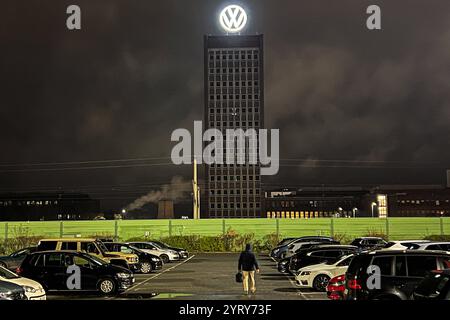 VW Volkswagen Werk Hauptzentrale Hochhaus am Abend a Wolfsburg *** grattacielo della sede centrale dello stabilimento VW Volkswagen in serata a Wolfsburg Foto Stock