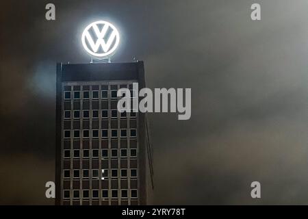VW Volkswagen Werk Hauptzentrale Hochhaus am Abend a Wolfsburg *** grattacielo della sede centrale dello stabilimento VW Volkswagen in serata a Wolfsburg Foto Stock