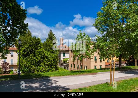 Centro storico di Lucca con la Chiesa di San Giovanni e il campanile medievale Reparata dalle mura del parco pubblico Foto Stock