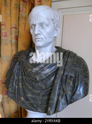 Replica di un busto in marmo romano di Gaio Giulio Cesare (100 a.C. - 44 a.C.), conosciuto dal suo cognomen Giulio Cesare, politico romano e generale militare che giocò un ruolo critico negli eventi che portarono alla scomparsa della Repubblica Romana e all'ascesa dell'Impero Romano Foto Stock