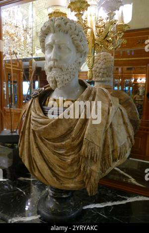 Replica di un busto in marmo romano di Settimio Severo (145 - 211), noto anche come Severo, imperatore romano dal 193 al 211. Foto Stock