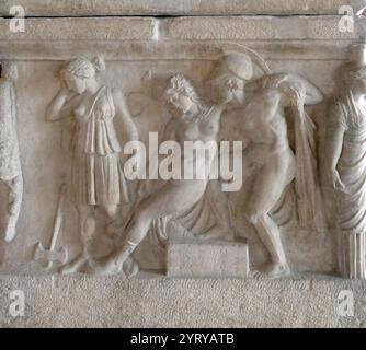 Sarcofago greco-romano con sculture in rilievo, che rappresentano temi di battaglia classici, tra cui i guerrieri amazzoni. 180 AD Foto Stock