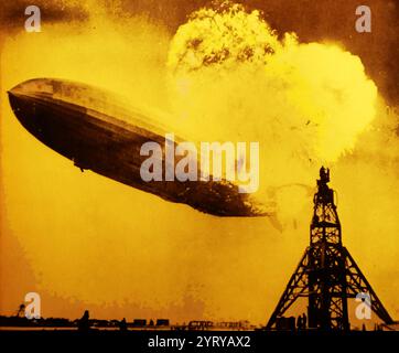 Il disastro di Hindenburg si verificò il 6 maggio 1937, quando il dirigibile passeggeri tedesco LZ 129 Hindenburg prese fuoco e fu distrutto durante il suo tentativo di attraccare con il suo albero di ormeggio alla Naval Air Station di Lakehurst nella Manchester Township, New Jersey, Stati Uniti. Delle 97 persone a bordo (36 passeggeri e 61 membri dell'equipaggio), ci furono 35 vittime (13 passeggeri e 22 membri dell'equipaggio). Anche un lavoratore a terra fu ucciso, portando il bilancio finale a 36 morti. Foto Stock