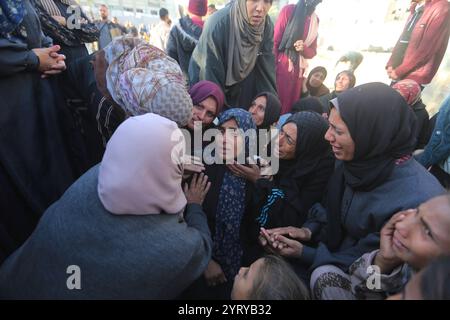 Le persone pregano accanto ai corpi dei palestinesi uccisi dopo gli scioperi israeliani, all'ospedale al-Aqsa di Deir al Balah le persone pregano accanto ai corpi dei palestinesi uccisi dopo gli scioperi israeliani, all'ospedale al-Aqsa di Deir al Balah, nella Striscia di Gaza centrale, 5 dicembre 2024. Secondo il Ministero della salute palestinese a Gaza, almeno 25 palestinesi sono stati uccisi a seguito di attacchi aerei israeliani nella Striscia di Gaza meridionale e centrale. Più di 45.000 palestinesi e più di 1.400 israeliani sono stati uccisi, secondo il Ministero della salute palestinese e l'esercito israeliano, dalla guerra israeliana nella Striscia di Gaza Foto Stock