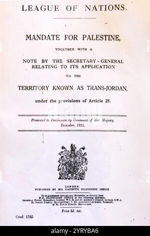 British Command Paper 1785, dicembre 1922, contenente il mandato per la Palestina e il memorandum della Transgiordania. Il mandato britannico per la Palestina (valido dal 29 settembre 1923 al 15 maggio 1948) è stato un mandato della società delle Nazioni per i territori della Palestina, nel quale doveva essere istituita la "casa nazionale per il popolo ebraico" della dichiarazione Balfour, e la Transgiordania, un emirato arabo separato, entrambi concessi dall'Impero ottomano dopo la prima guerra mondiale. il progetto fu formalmente confermato dal Consiglio della società delle Nazioni il 24 luglio 1922 ed entrò in vigore il 29 settembre 1923, con Foto Stock