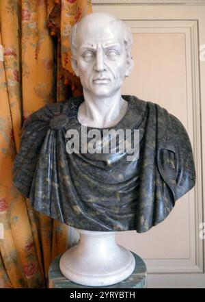 Copia moderna di un busto di Gaio Giulio Cesare (100 a.C. - 44 a.C.), politico e generale militare romano che giocò un ruolo critico negli eventi che portarono alla scomparsa della Repubblica romana e all'ascesa dell'Impero Romano Foto Stock