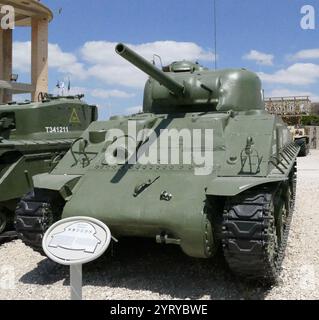 M4A3 Sherman Tank (israeliano), originariamente utilizzato nella seconda guerra mondiale. Dopo la fine della seconda guerra mondiale, un gran numero di Sherman in eccedenza fu fornito ad altre nazioni, ma principalmente al Sud America e al Medio Oriente. Israele divenne il più grande utilizzatore post-bellico di carri Sherman, conducendo ampie modifiche per mantenerli in servizio di prima linea fino ai primi anni '1970 come carri armati, pezzi di artiglieria mobile, ambulanze corazzate e altro ancora. Molti parteciparono alla guerra di ottobre del 1973. Motore Ford GAA V-8; scafo saldato. Foto Stock