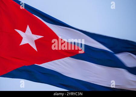 Cuba Flag sventolando sull'asta, primo piano. Bandiera di Cuba che sventola nel vento. Primo piano di una bandiera cubana che sventola nel vento su uno sfondo di cielo limpido. Bandiera Cuba a tutto campo Foto Stock