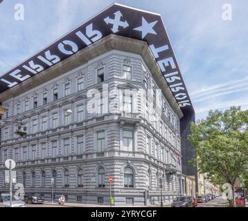 Ungheria, Budapest, il museo della Casa del terrore si trova in viale Andrassy. Contiene mostre relative ai regimi fascisti e comunisti nell'Ungheria del XX secolo ed è anche un memoriale per le vittime di questi regimi, compresi quelli detenuti, interrogati, torturati o uccisi nell'edificio. Foto © Fabio Mazzarella/sintesi/Alamy Stock Photo Foto Stock