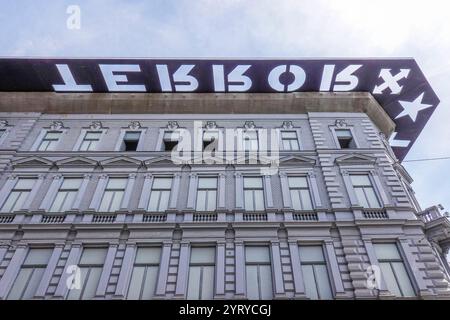 Ungheria, Budapest, il museo della Casa del terrore si trova in viale Andrassy. Contiene mostre relative ai regimi fascisti e comunisti nell'Ungheria del XX secolo ed è anche un memoriale per le vittime di questi regimi, compresi quelli detenuti, interrogati, torturati o uccisi nell'edificio. Foto © Fabio Mazzarella/sintesi/Alamy Stock Photo Foto Stock