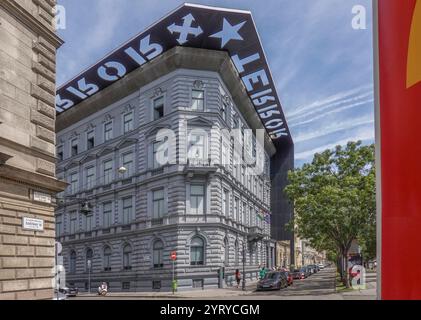 Ungheria, Budapest, il museo della Casa del terrore si trova in viale Andrassy. Contiene mostre relative ai regimi fascisti e comunisti nell'Ungheria del XX secolo ed è anche un memoriale per le vittime di questi regimi, compresi quelli detenuti, interrogati, torturati o uccisi nell'edificio. Foto © Fabio Mazzarella/sintesi/Alamy Stock Photo Foto Stock