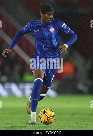 Southampton, Regno Unito. 4 dicembre 2024. Noni Madueke del Chelsea durante la partita di Premier League al St Mary's Stadium di Southampton. Il credito per immagini dovrebbe essere: Paul Terry/Sportimage Credit: Sportimage Ltd/Alamy Live News Foto Stock